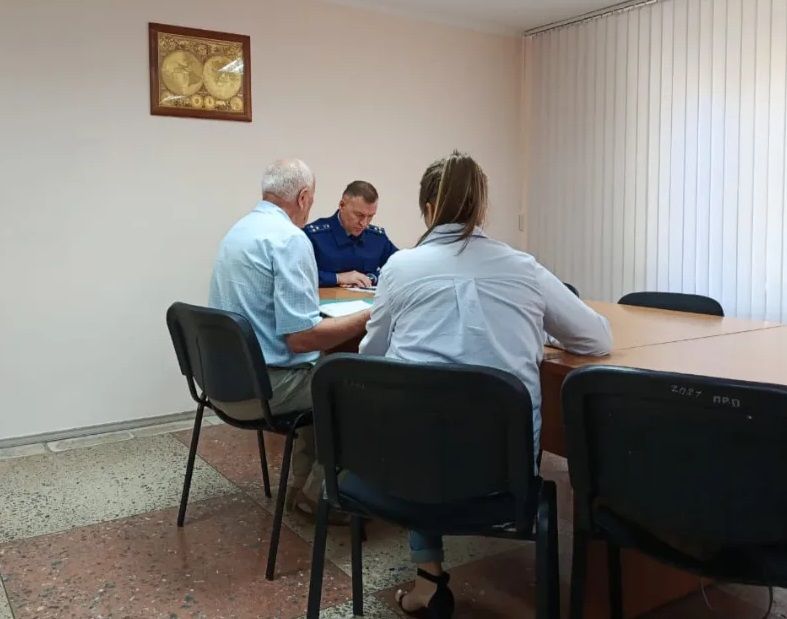 прокурор Челнов провел прием в больнице